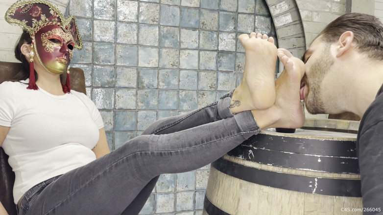 Deep Sole Devotion: Masked Valeria Bare Sole Licking on Wooden Barrel