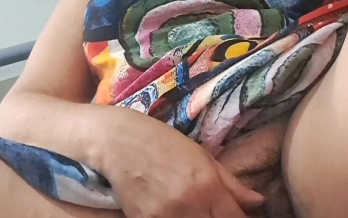 Mommy big hairy pussy: MILF di pejabat tanpa seluar dalam dan panas