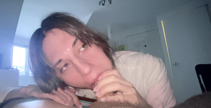 nbnabunny: 你能看看我有多喜欢把好鸡巴塞进我的嘴里吗？