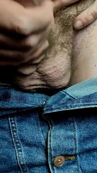 Masturbando e gozando na saia jeans