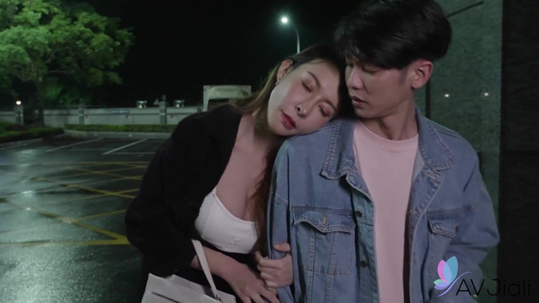 AV Jiali: Công chúa Dolly lừa dối bạn trai của cô ấy với...