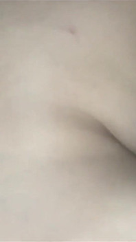 Während ich meinen plug in meinem arsch habe, steckt mein stiefvater seinen schwanz in meine vagina