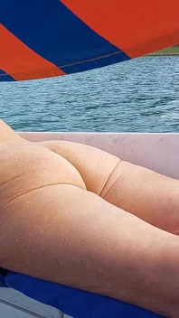 Mulher madura completamente nua em um navio à vela!