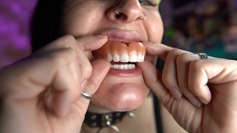 GothBunny6669: Una sexy gotica gioca con le loro dentiera