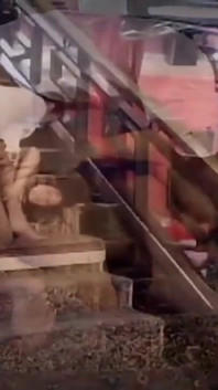 Asyalı orta yaşlı seksi kadın doğurganlık tapınağında ayakta sikişiyor