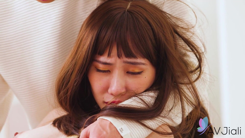 AV Jiali: 彼女の最初のポルノパフォーマンスのセクシーなブルネット