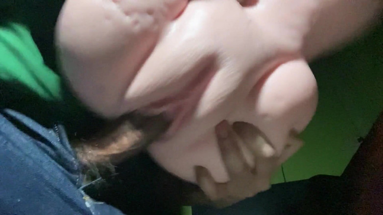 SinglePlayerBKK: Cowok pengantar barang asia lagi asik muasin memeknya pakai mainan...