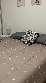 Ibu tiriku lagi masturbasi di rumah, malah jadi penggemarnya yang mesum!