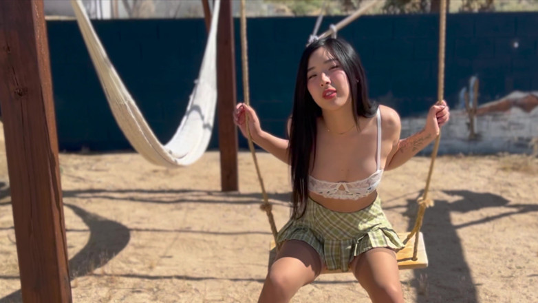 Elle Lee: Una babysitter asiatica in minigonna viene scopata