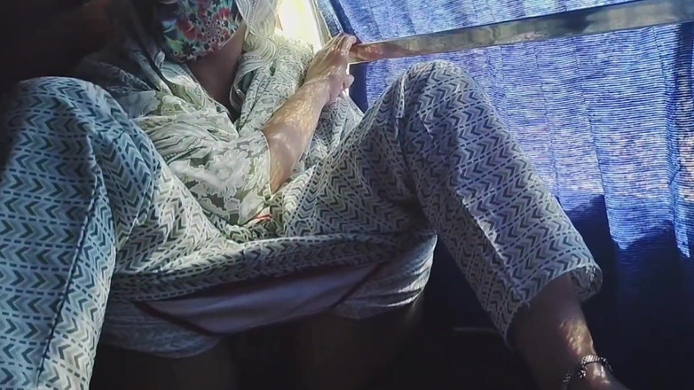 Khushboobhabi: Bhabhi는 버스에서 멋진 섹스를 했어