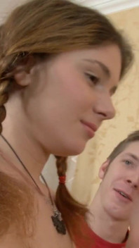 Una seducente teen viene massaggiata e analizzata analmente