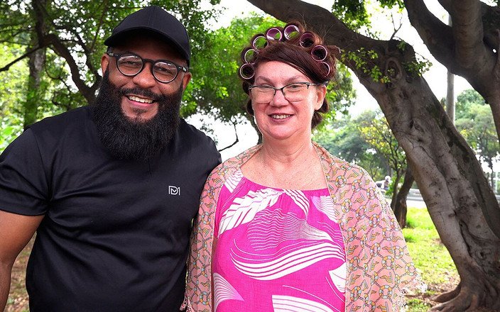 MaturePickup: ぽっちゃり系熟女がバス乗車中にお尻を伸ばされる