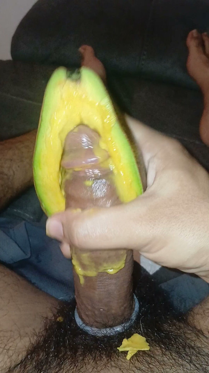 Alexander33324: Cogiendome Un Aguacate Con Mucho Gusto Hasta Eyacular.