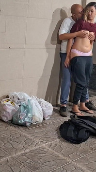 Estudiantes universitarios se saltan clase y tienen sexo detrás del edificio en secreto