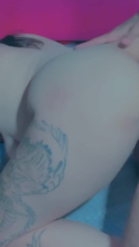 Une brune sexy à gros cul trémousse son cul sur une bite