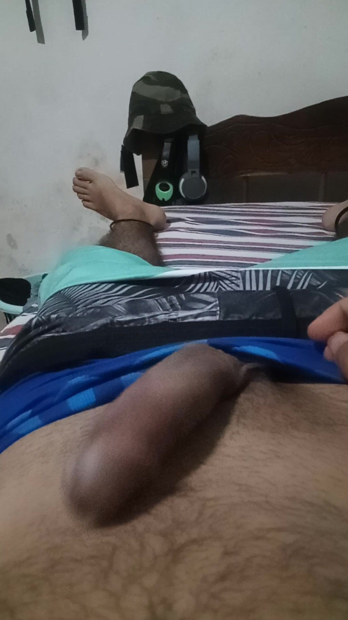 Cute boy jerks off: Joven De 18 años Se Toca Su Pene Mientras Sus Vecinos...