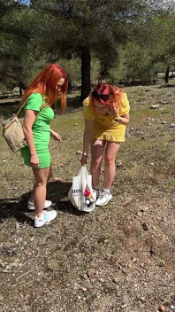 Kız arkadaşımla ormanda piknik yapın ve bir sürü çöp bırakın