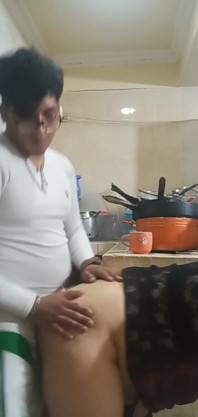 Сотрудницу трахнули на кухне и в спальне