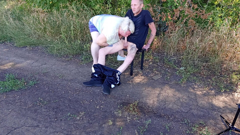 Zona901: Madrastra chupa mi polla en un parque en un banco...