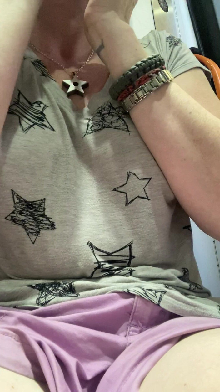 MistressWriggler: Pizda Și Pubesul Care Se Joacă În Transportul Public Îmi Face Degetele Să...