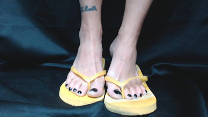 Abby Anna: Žlutý flipflops detailní záběr na hraní