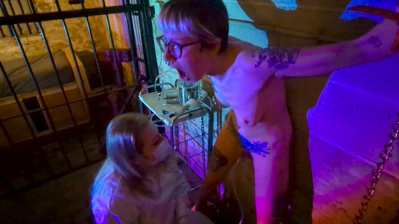 rosarosebud: Bác sĩ cố gắng bơm âm hộ &amp; vú của tôi trong...