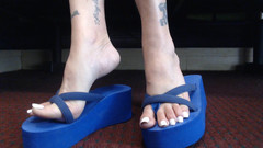 Abby Anna: Kuku putih panjang Wedge Blue Flipflops