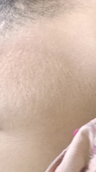 新婚夫妇与湿漉漉的朋代和可爱的葡萄浪漫