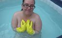 Horny vixen: Naked rubber gloves fetish in the hot tub