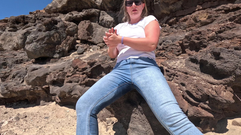 Emma Voyeur: Casual Beach Pee - Jeans Wetting Outdoors