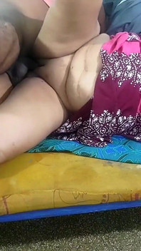 A madrasta me viu me masturbar enquanto estava atrás dela