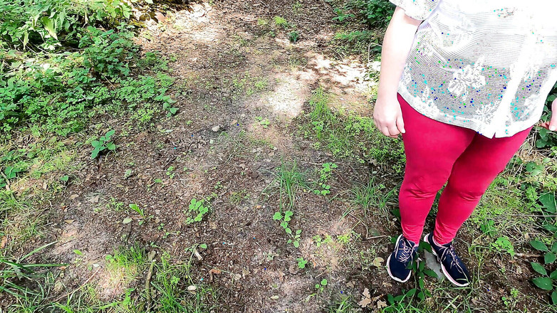 Bouncy Tits Action: 숲에서 빨간 젖탱이를 때리기