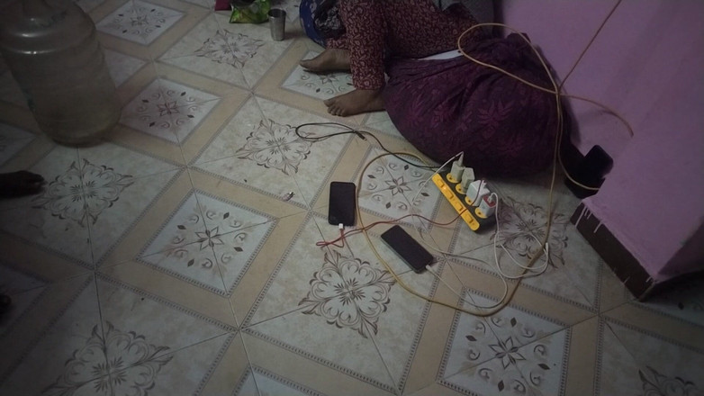 Tamil lesbian: 집에서 더티 토크하는 타밀 인도