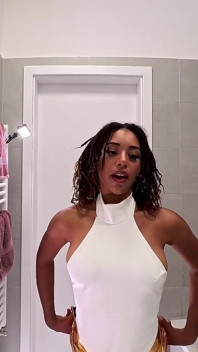 Parlak lateks altın mini etekli ateşli seksi sutyensiz tamamen doğal büyük memeli zenci gerçek üniversiteli kız birden fazla kamerada külotunu çıkarıyor