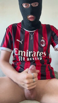 Un frère de football excité d’AC Milan lâche une éjac