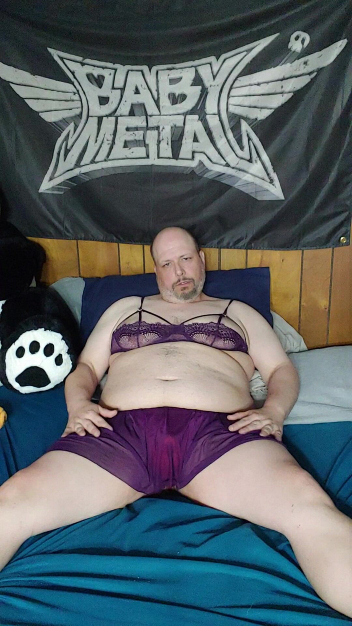 Printsofallsayings: Il ragazzo paffuto si masturba indossando lingerie da donna