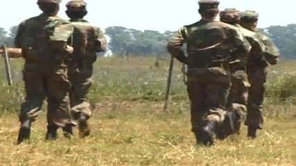 Straight fucking boy in uniform: Scopata da 2 militari all'aperto