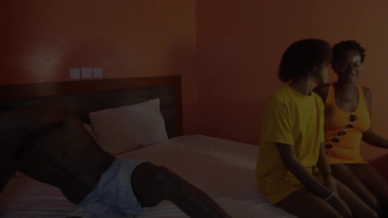 Itxbush: Sikilirken izleyebilmesi için arkadaşını getirdi