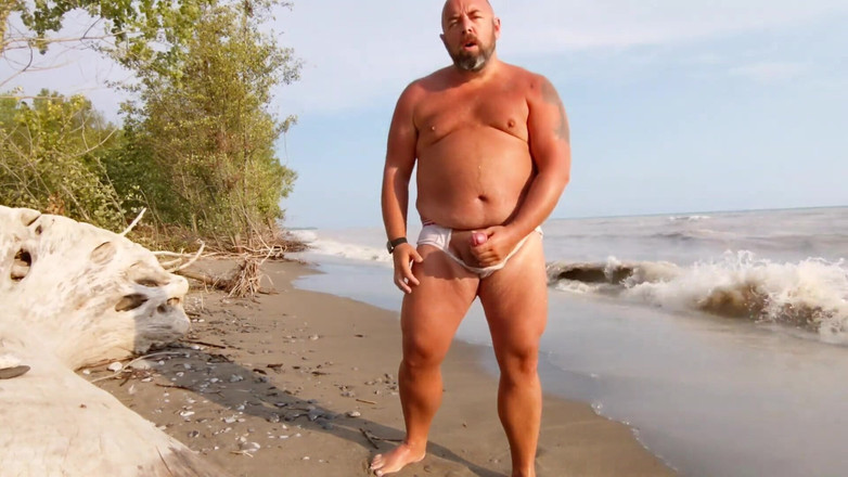 Skin and earth: Knubbig björn, trasiga våta trosor, Nakenstrand Jerkoff (skinandearth)