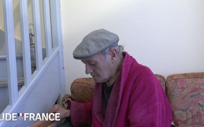 La France a Poil: Збуджений старий збоченець просить свою азіатську медсестру трахнутися