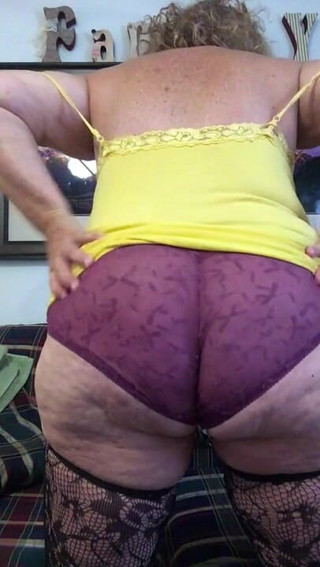 Big Ass 4 U: 性感的饥渴奶奶脱下她讨厌的内裤