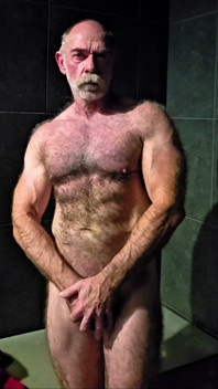Owłosiony dilf pokazuje sylwetkę