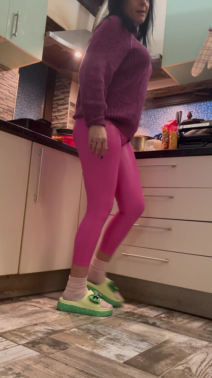 MilfyCalla: Quần legging da màu hồng &amp; bím múp trêu chọc trong...