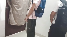 Twee studenten hebben homo-plezier in de universiteitsbibliotheek