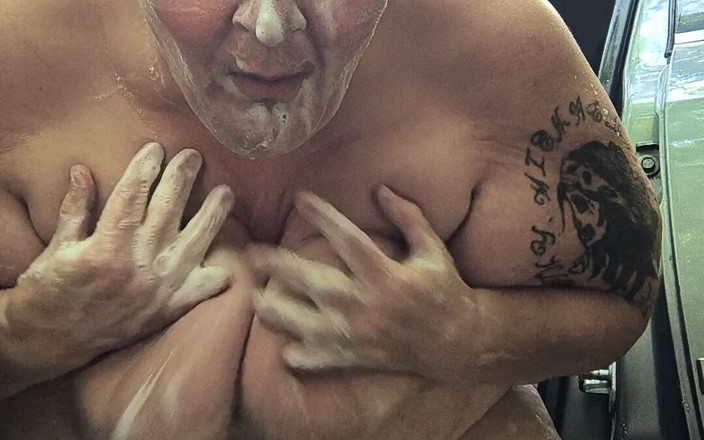 HerculesnVENUS: Tvålar naken i bilen bryr hon sig inte om vems...