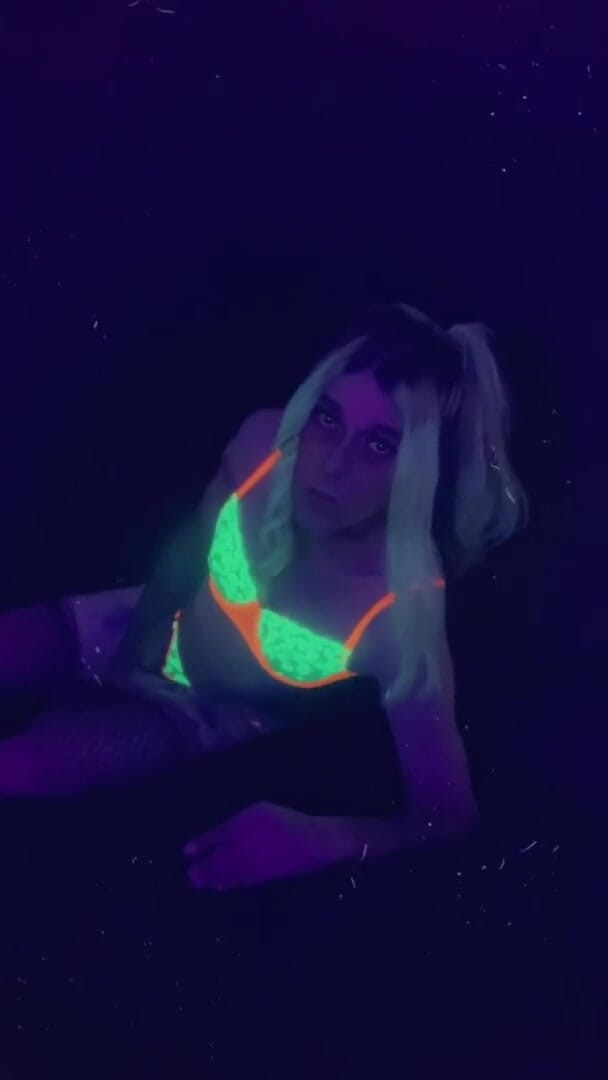 CarmenMelatonin: O curvă sexy de la petrecere vrea pula ta