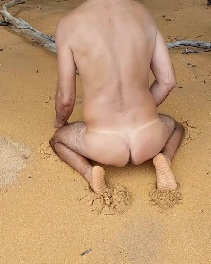 Ladysilvas: Ледісільва демонструє себе оголеною на пляжі