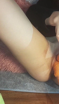 Une femme mariée se fait baiser avec des carottes énormes