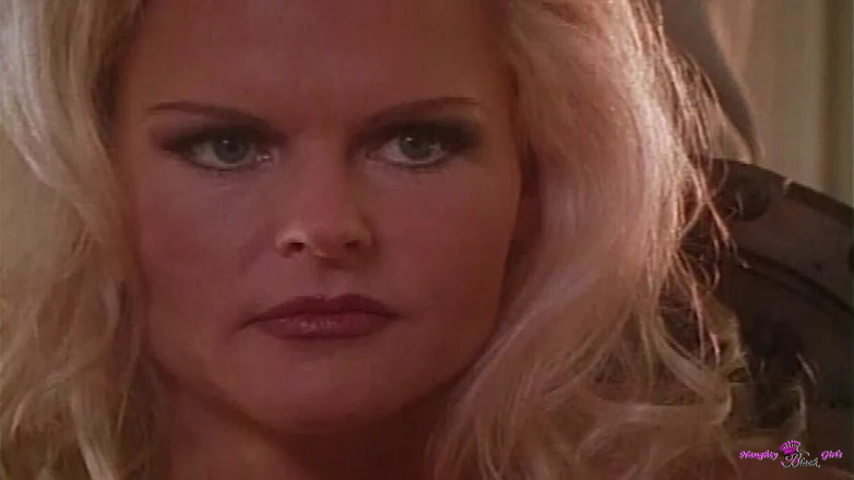 Naughty Black Girls: カップルが美しいメイドが黒人男性と激しい情熱的なセックスをしているのを見ている。