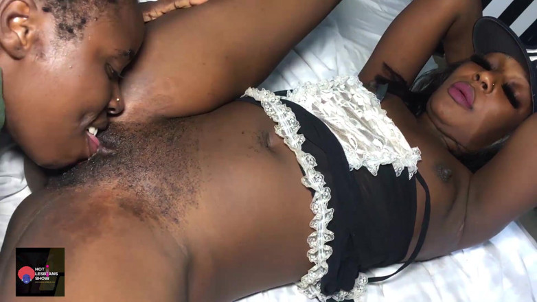 Hot lesbians show: Bolehkah awak hisap kelentit saya